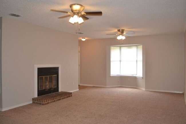 Building Photo - 2 bedroom, 1 bathroom duplex in Flint - To...
