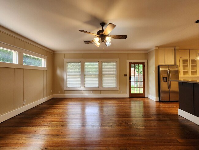 Foto del edificio - Beautiful Era Specific  Built Ins /  Wrap Around Front Porch / Downtown New Braunfels / TONS of U...