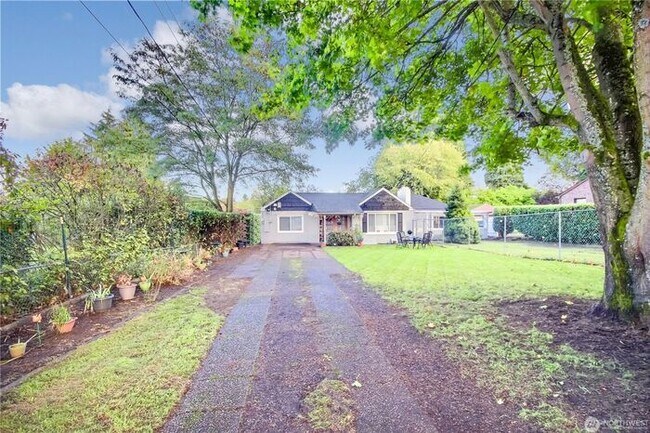 Foto del edificio - Spacious and privtae duplex in Tacoma