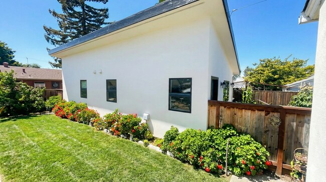 Foto del edificio - Brand New 1BD: Solar, Polished Concrete, High Ceilings, W/D & Stainless Kitchen