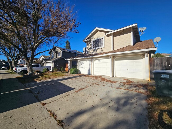 Building Photo - Large 4 bedroom two story in east Modesto!