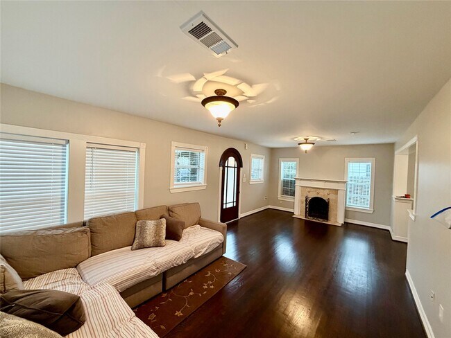 Foto del edificio - 8234 Bonner Dr