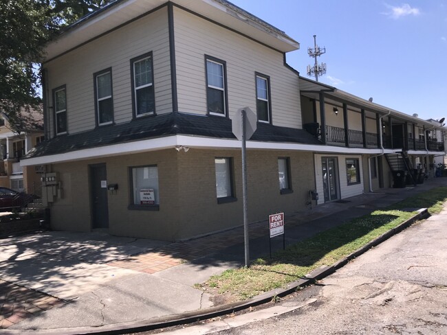 Exterior Banks St - 420 S Anthony St