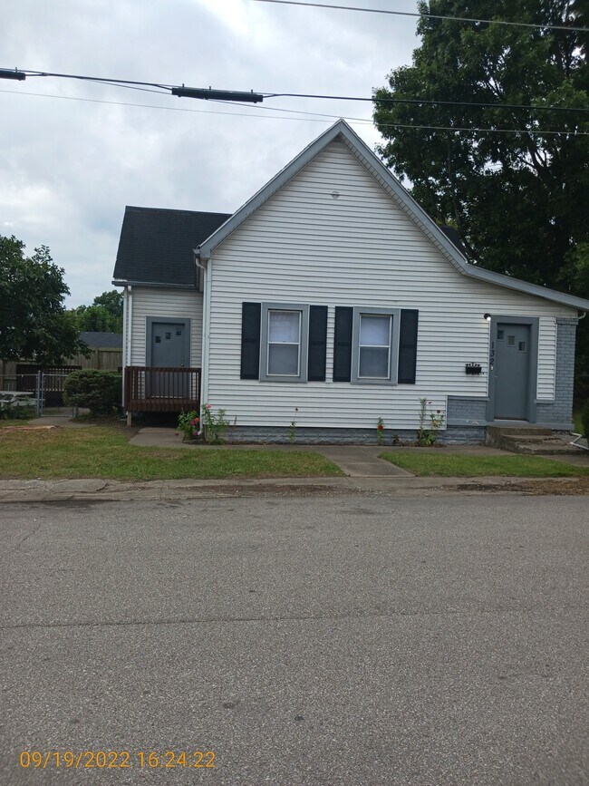 Building Photo - 132 Maple St