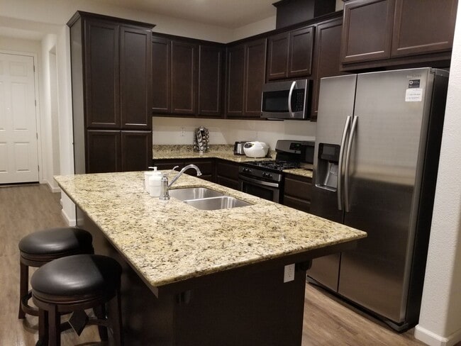 Building Photo - Beautiful Home - Like New Condition- Move in Ready