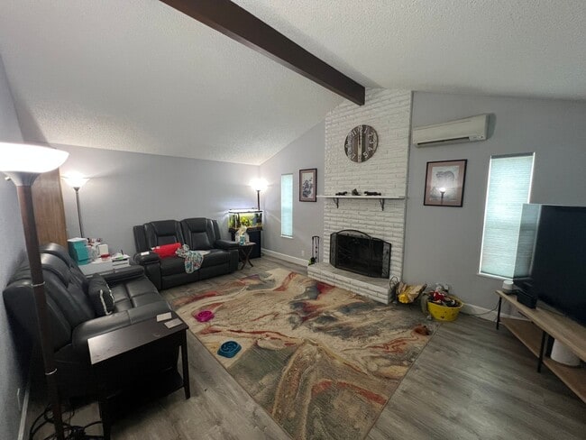 Building Photo - Charming 3 Bedroom, 2 Bathroom Home in Fer...