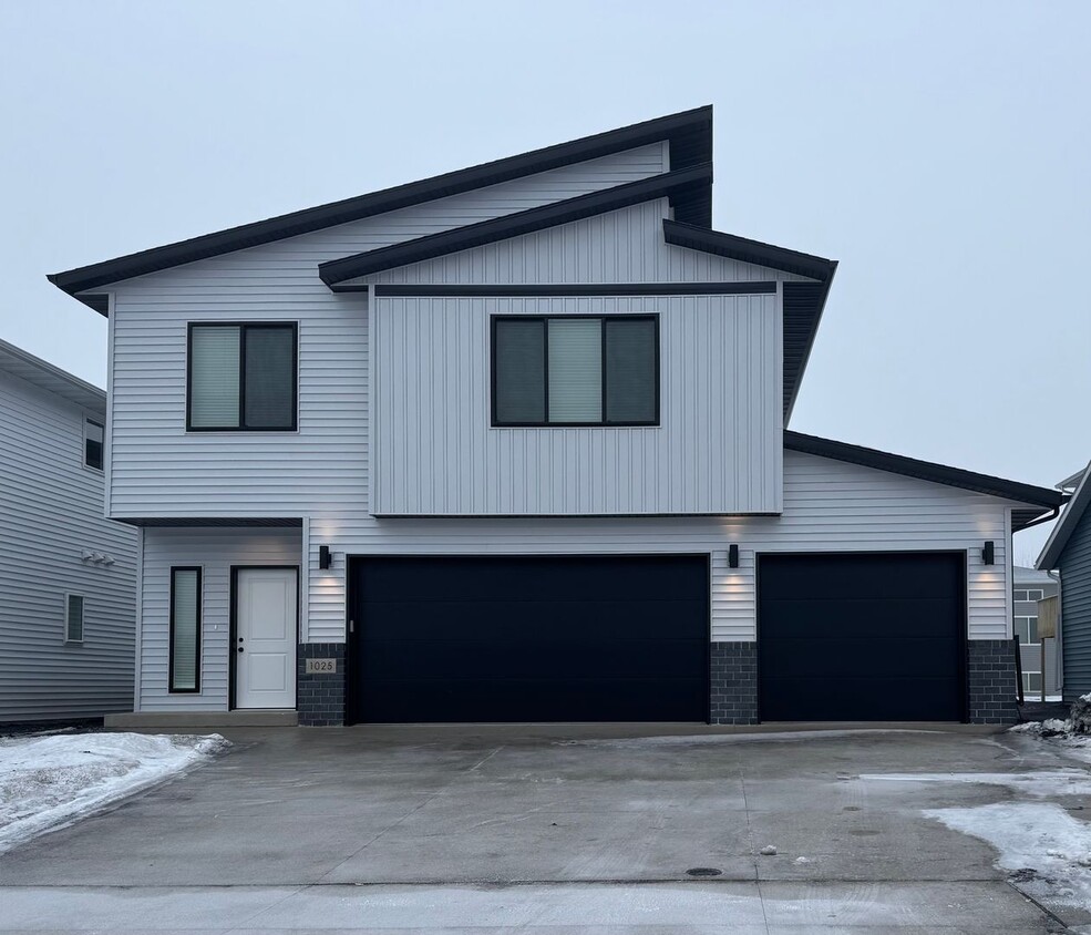 Primary Photo - Newly Built in the Wilds neighborhood of W...