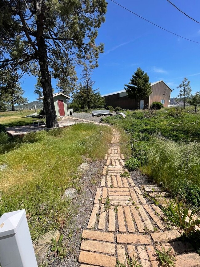 Building Photo - Rural living at its finest!  Large 3bdrm 2...
