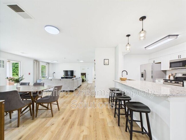 Foto del edificio - 355 Ransom Rd