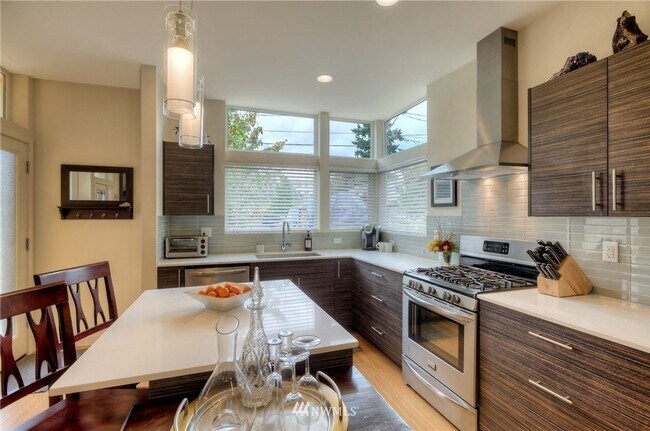 Foto del edificio - LIKE NEW LUXURY GENESEE PARK TOWNHOME AVAI...