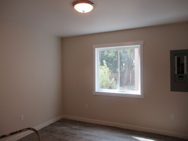 Building Photo - Completely Remodeled Inside!