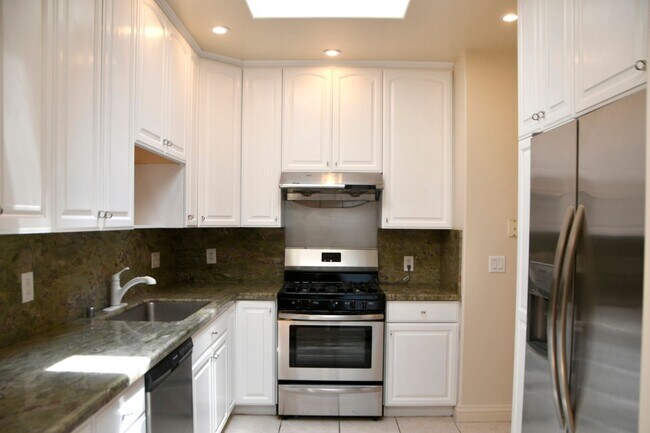 Building Photo - Remodeled 4BR/3BA Home Near Glen Park BART