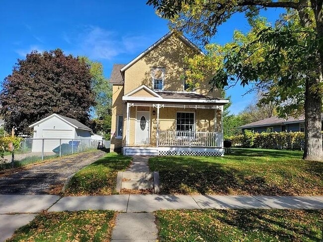 Building Photo - 914 12th Ave N