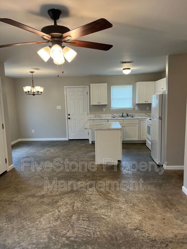 Building Photo - 3805 Lake Park Cove