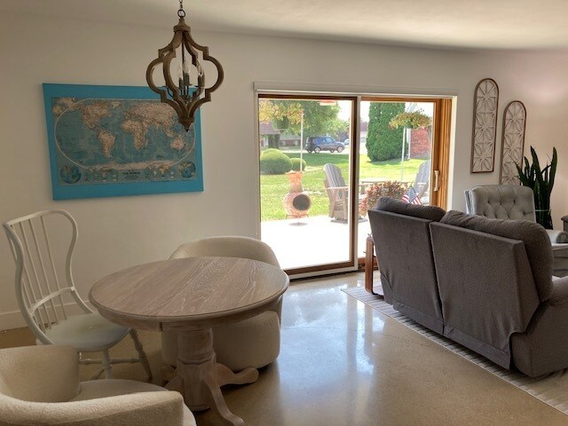 Foto del edificio - 161 E Queenwood Rd