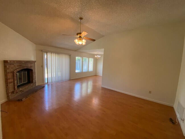 Building Photo - $500 Move-In Bonus - Freshly Painted 3 Bed...