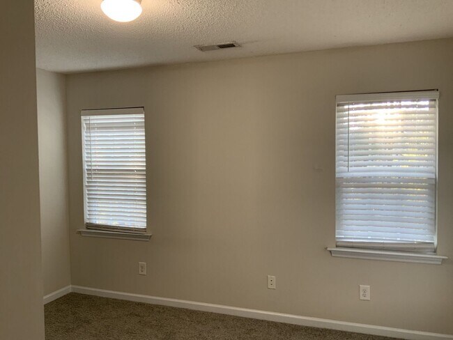 Foto del edificio - 2 Bedroom 2.5 Bathroom Townhome located in the The Gables!