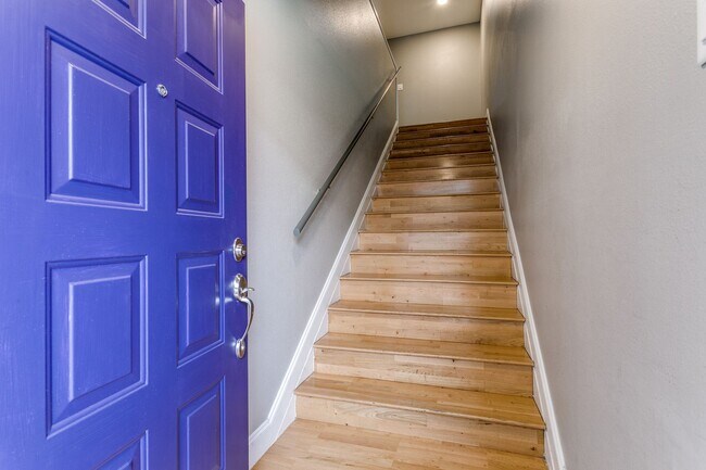 Foto del edificio - 2-BEDROOM CONDO AT OLMOS PARK TOWNHOMES