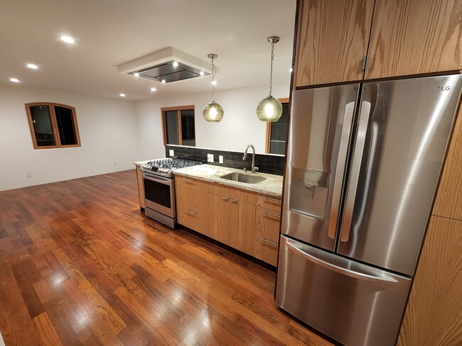 Kitchen w/fridge - 3907 Prospect Ave