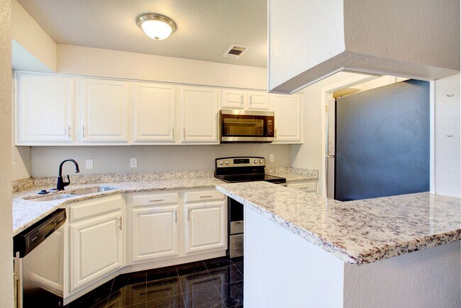 Building Photo - Available April 2024! Stylish N. Arlington...