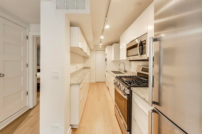 Foto del edificio - 2142 N Oakley Ave