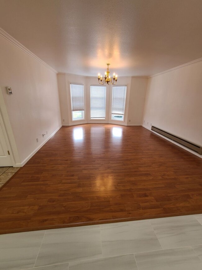 Building Photo - VIDEO Updated big apartment in the heart o...