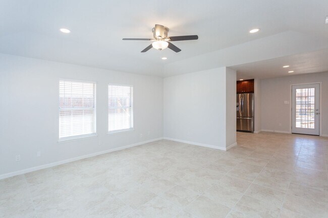 Building Photo - 3 br, 2 bath House - 1010 Ivy Dr.