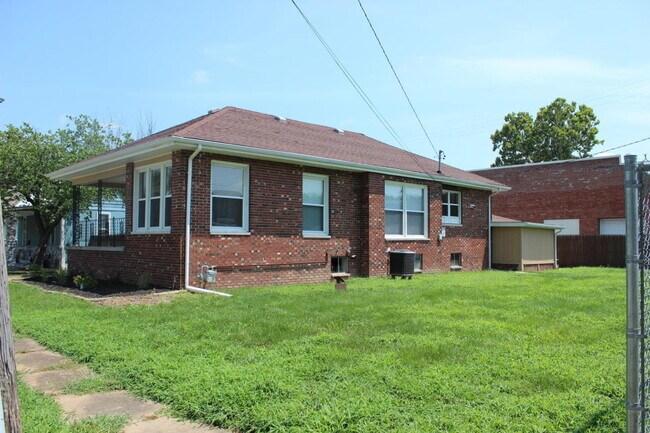 Building Photo - Nice 2 Bedroom Brick Home