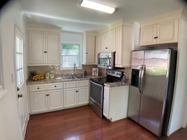 Building Photo - Adorable Bungalow Next to Downtown Raleigh!