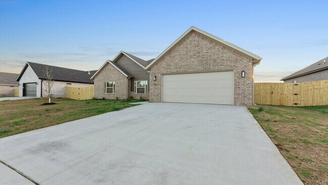 Building Photo - Delightful 3-bedroom residence featuring 2...