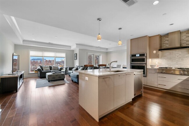 Building Photo - 150 Henley Pl