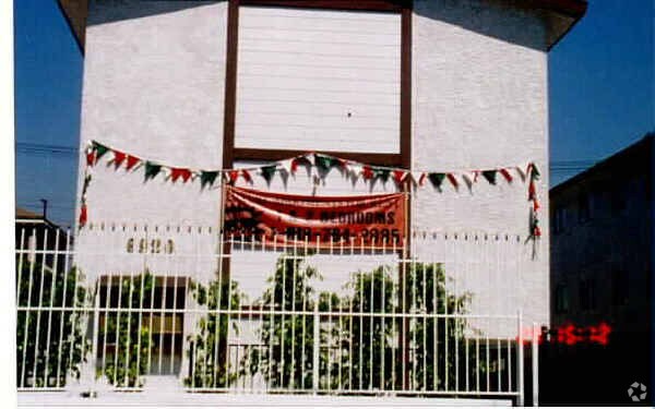 Foto del edificio - 6918-6920 Simpson Ave