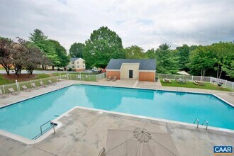Building Photo - 1221 Villa Ln