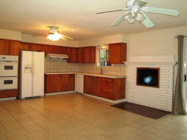 Foto del edificio - Spacious 4 bed 2 bath home in Fremont. Exc...