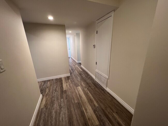 Entryway. - 11640 Woodbridge St
