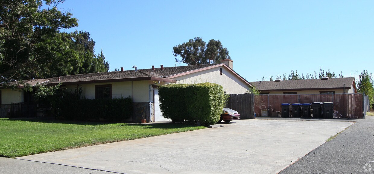 Primary Photo - 405 Kings Way