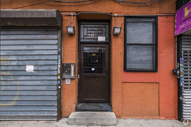 Entrance - 719 E 213th