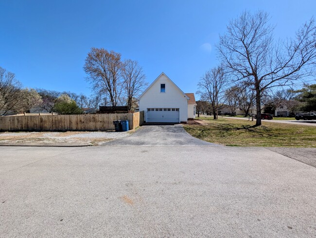 Building Photo - 124 Green Vale Dr