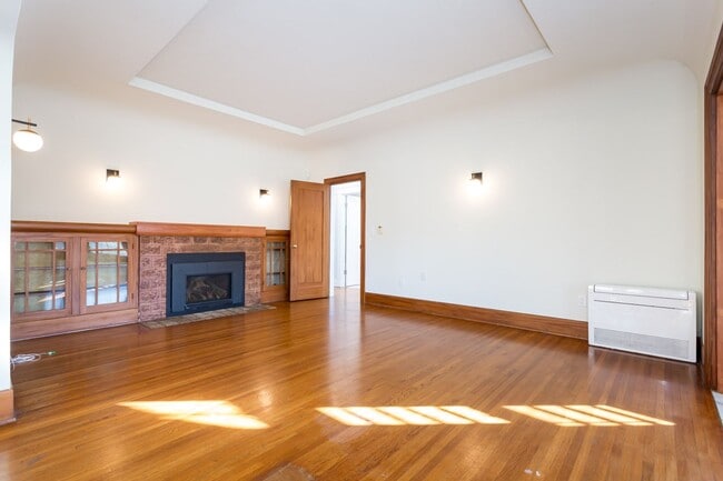 Building Photo - Charming Spanish in Kensington