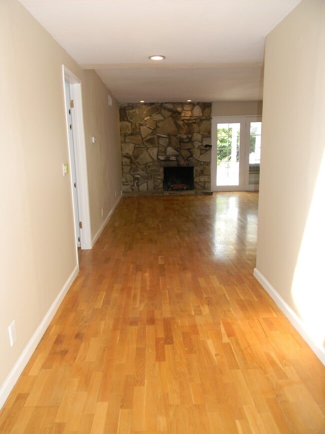 Building Photo - 352 S Pine St