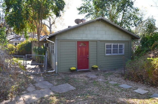 Building Photo - Adorable 1bed/1 bath home nestled between ...