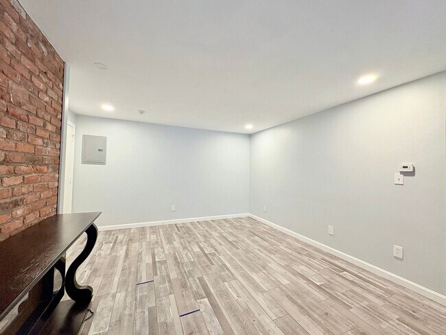 Building Photo - 2 Bed | 1 Bath | $2,150/mo | Assigned Park...