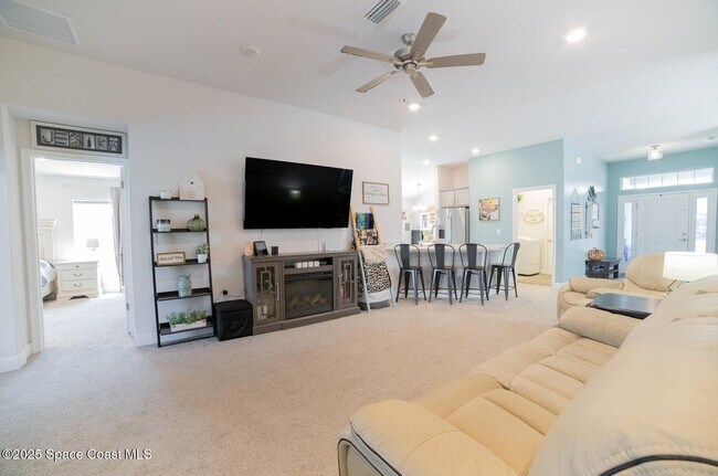 Building Photo - 814 Moment St