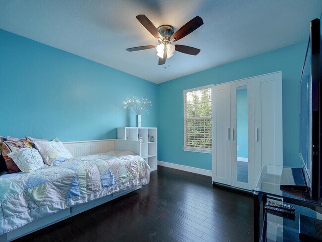 Dormitorio 4 - 8705 Davis Oaks Trail