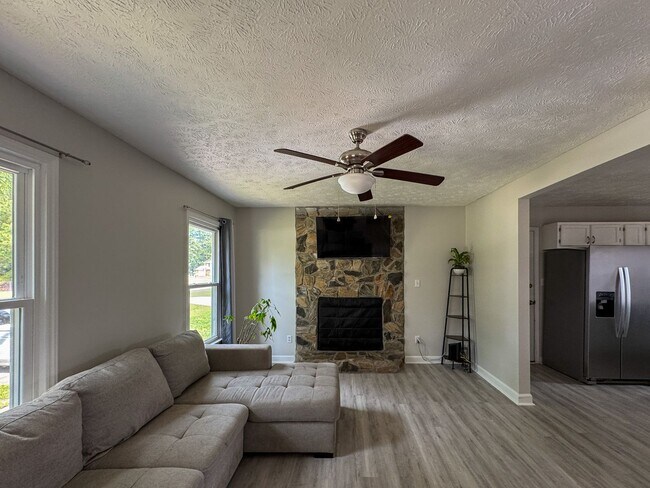 Foto del edificio - Beautiful 3 Bed 2 Bath Fayetteville Home with Fenced Yard