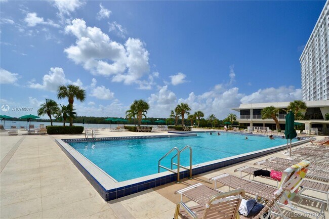 Foto del edificio - 300 Bayview Dr