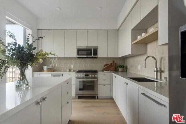 Foto del edificio - 10310 Santa Monica Blvd