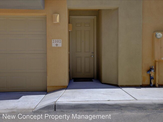 Building Photo - 3 br, 2.5 bath House - 3830 E 3rd Street U...