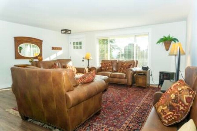 Foto del edificio - 3 bedroom, 2 bath with double car attached garage, newly remodeled.