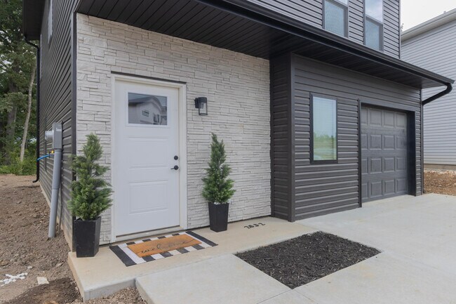 Building Photo - 2700 Emery Dr
